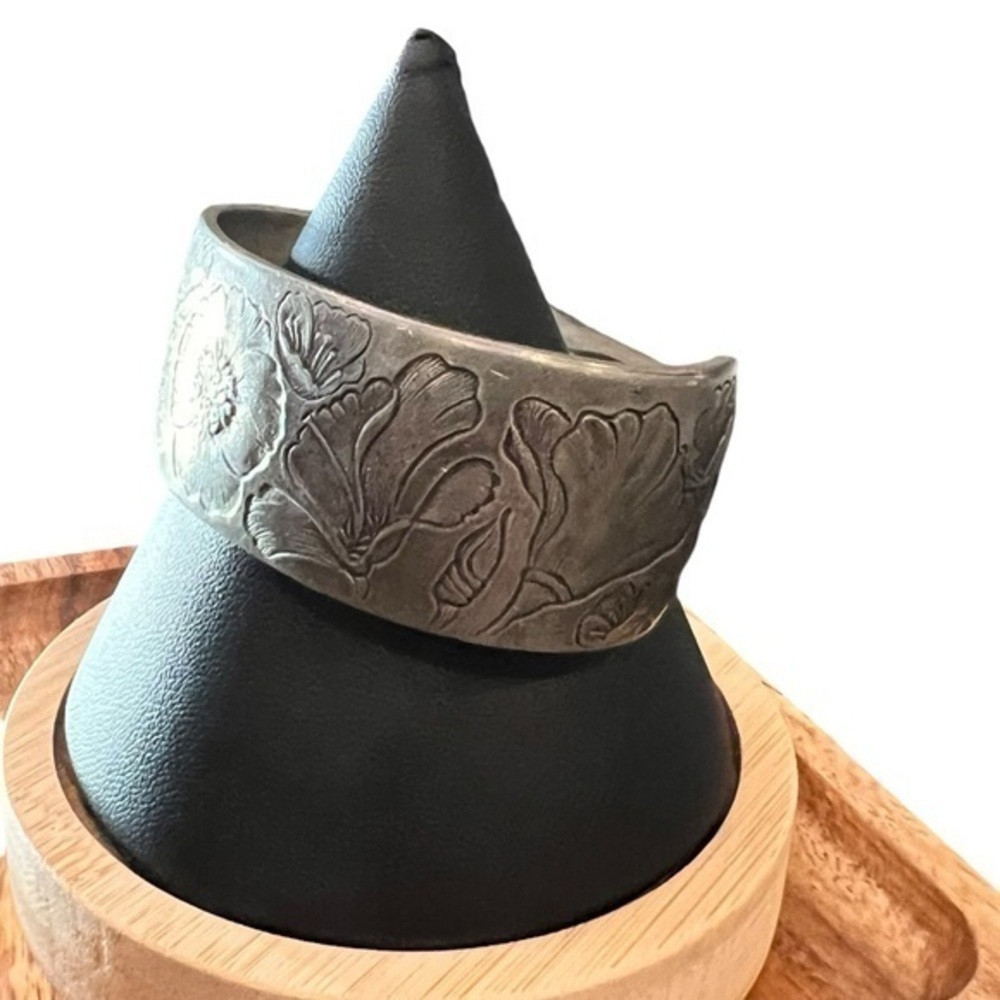 SALISBURY PEWTER AUGUST POPPY‎ ART NOUVEAU FLOWER VINTAGE CUFF BRACELET 1" WIDE - Picture 2 of 13